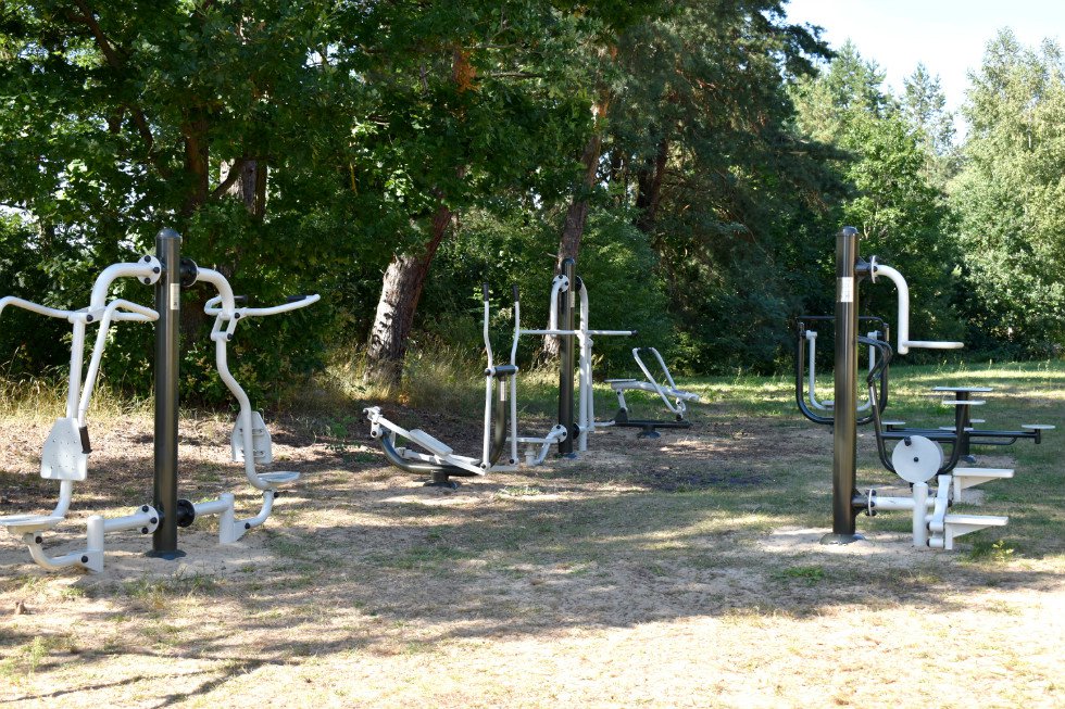 Siłownie plenerowe w Dębach i Serafinie - zdjęcie #1 - eOstroleka.pl