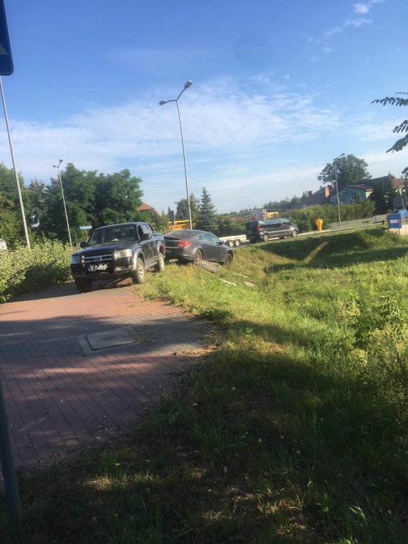 Pijany 20-latek wypadł z ronda Łupaszki i uderzył w skrzynkę rozdzielni elektrycznej [22.08.2020] - zdjęcie #5 - eOstroleka.pl