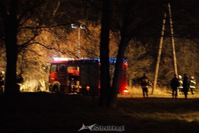 Pożar w miejscowości Łazy (1.11.2010) - zdjęcie #20 - eOstroleka.pl