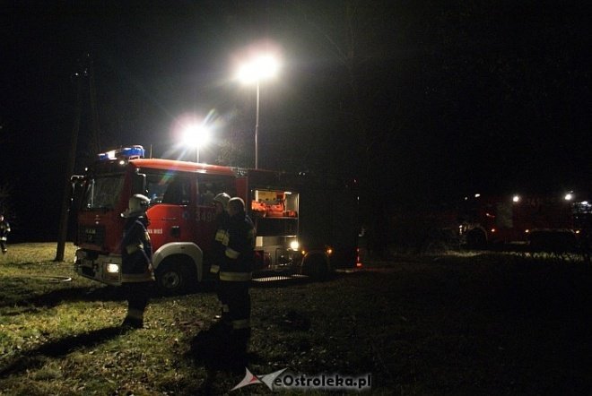 Pożar w miejscowości Łazy (1.11.2010) - zdjęcie #14 - eOstroleka.pl