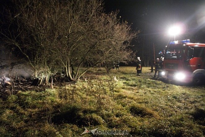 Pożar w miejscowości Łazy (1.11.2010) - zdjęcie #8 - eOstroleka.pl