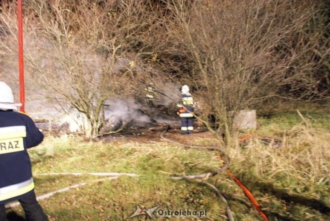 Pożar w miejscowości Łazy (1.11.2010) - zdjęcie #6 - eOstroleka.pl
