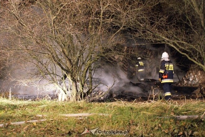 Pożar w miejscowości Łazy (1.11.2010) - zdjęcie #3 - eOstroleka.pl
