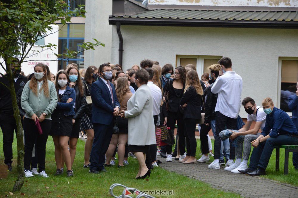 Rozpoczęcie roku szkolnego w I LO [1.09.2020] - zdjęcie #9 - eOstroleka.pl