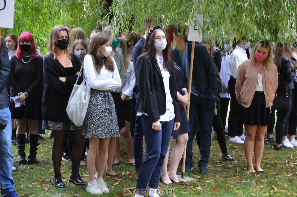 Rozpoczęcie roku szkolnego w I LO [1.09.2020] - zdjęcie #23 - eOstroleka.pl
