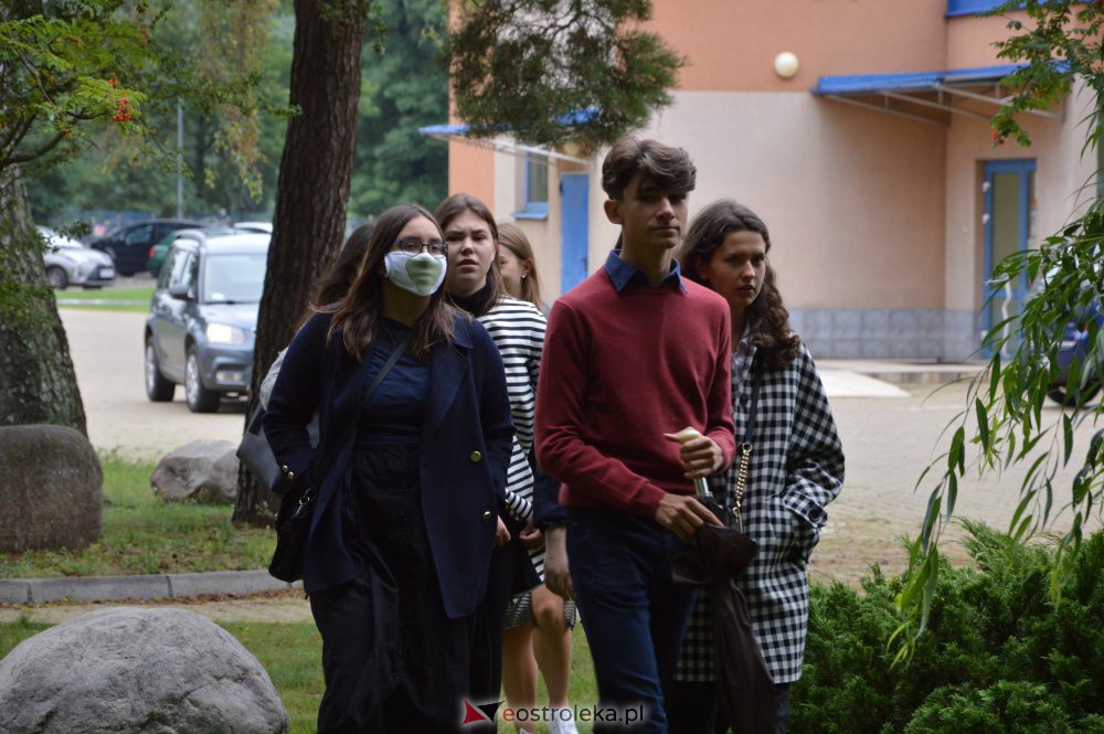 Rozpoczęcie roku szkolnego w I LO [1.09.2020] - zdjęcie #20 - eOstroleka.pl