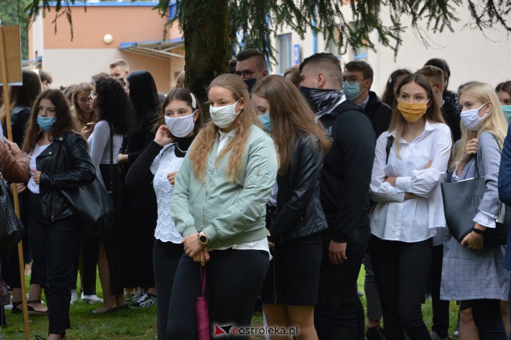 Rozpoczęcie roku szkolnego w I LO [1.09.2020] - zdjęcie #7 - eOstroleka.pl