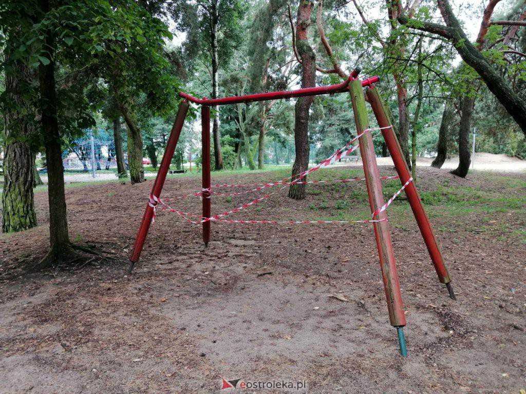 W parku na osiedlu Bursztynowym runęło drzewo. Zamknięto plac zabaw [03.09.2020] - zdjęcie #7 - eOstroleka.pl