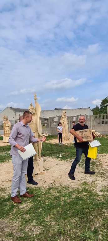 Zakończenie pleneru rzeźbiarskiego w Rzekuniu [05.09.2020] - zdjęcie #2 - eOstroleka.pl