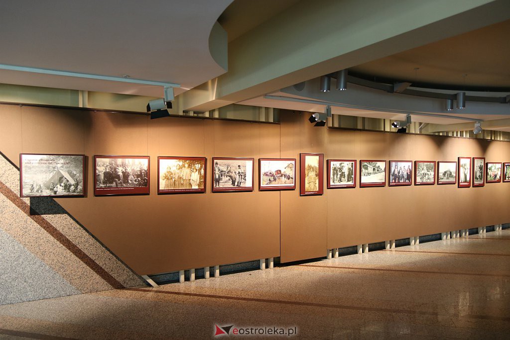 Wystawa „Jadą Cyganie wielu wozami” w Ostrołęckim Centrum Kultury [14.09.2020] - zdjęcie #1 - eOstroleka.pl