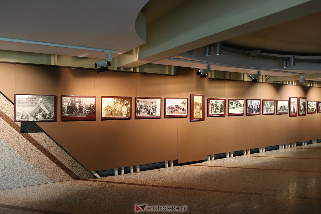 Wystawa „Jadą Cyganie wielu wozami” w Ostrołęckim Centrum Kultury [14.09.2020] - zdjęcie #2 - eOstroleka.pl