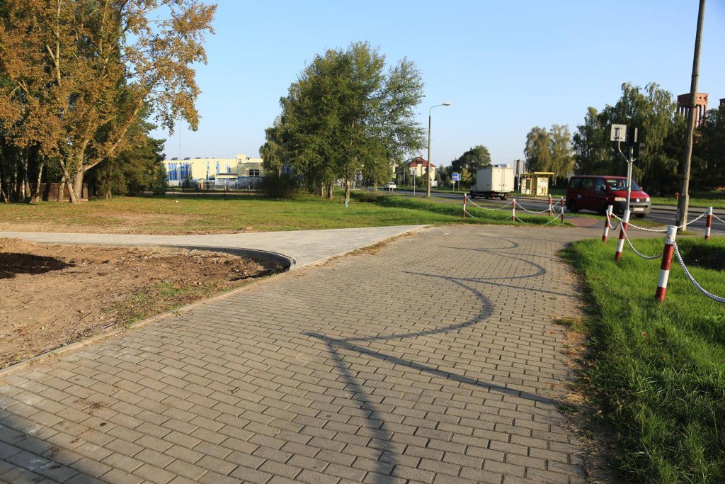 Uzupełnienie ciągów pieszych na os. Bursztynowe - zdjęcie #1 - eOstroleka.pl