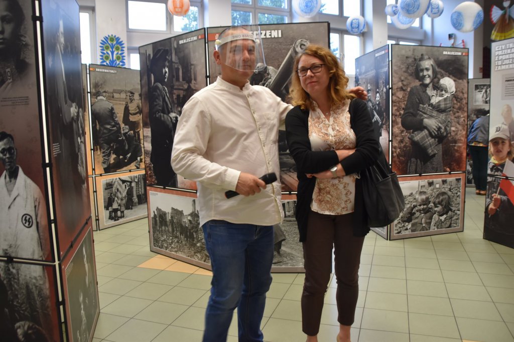 Wernisaż wystawy „Ukradzione dzieciństwo” [28.09.2020] - zdjęcie #8 - eOstroleka.pl