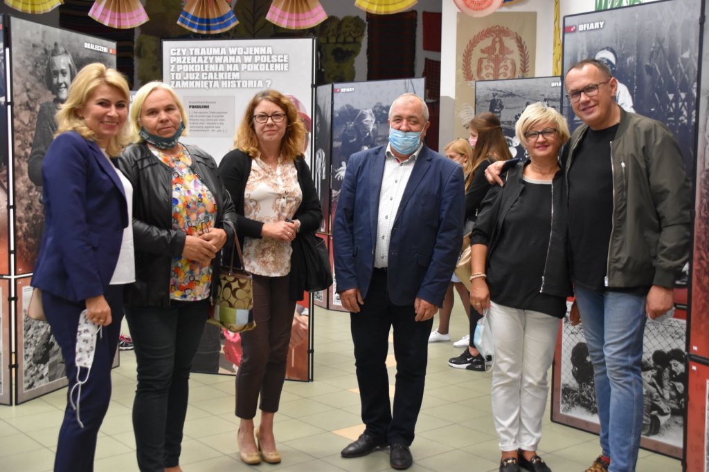 Wernisaż wystawy „Ukradzione dzieciństwo” [28.09.2020] - zdjęcie #7 - eOstroleka.pl