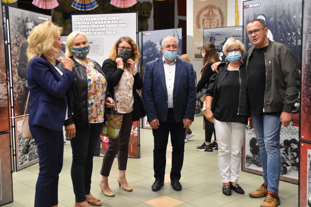 Wernisaż wystawy „Ukradzione dzieciństwo” [28.09.2020] - zdjęcie #3 - eOstroleka.pl