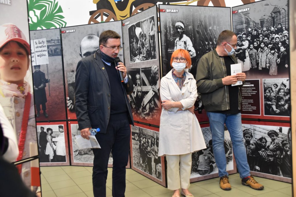 Wernisaż wystawy „Ukradzione dzieciństwo” [28.09.2020] - zdjęcie #2 - eOstroleka.pl
