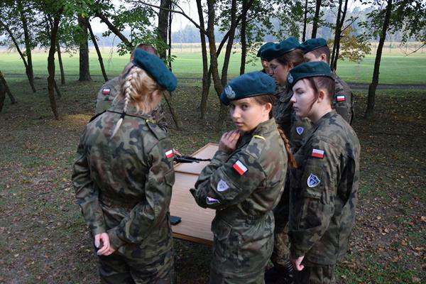 Adepci „mundurówki” z II SLO na ćwiczeniach w jednostce wojskowej w Lipowcu [28.09.2020] - zdjęcie #1 - eOstroleka.pl