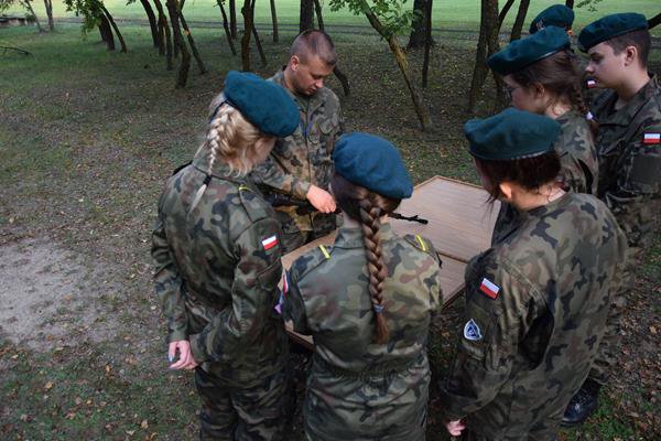 Adepci „mundurówki” z II SLO na ćwiczeniach w jednostce wojskowej w Lipowcu [28.09.2020] - zdjęcie #2 - eOstroleka.pl