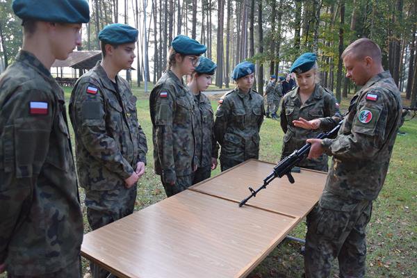 Adepci „mundurówki” z II SLO na ćwiczeniach w jednostce wojskowej w Lipowcu [28.09.2020] - zdjęcie #3 - eOstroleka.pl