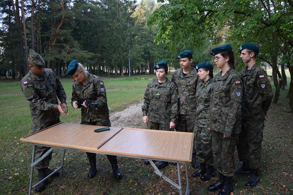 Adepci „mundurówki” z II SLO na ćwiczeniach w jednostce wojskowej w Lipowcu [28.09.2020] - zdjęcie #4 - eOstroleka.pl