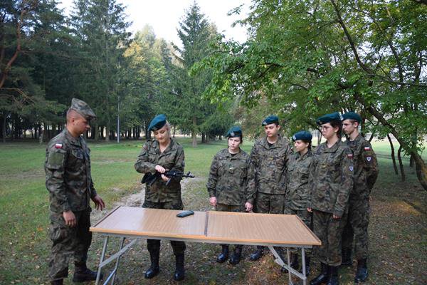 Adepci „mundurówki” z II SLO na ćwiczeniach w jednostce wojskowej w Lipowcu [28.09.2020] - zdjęcie #5 - eOstroleka.pl