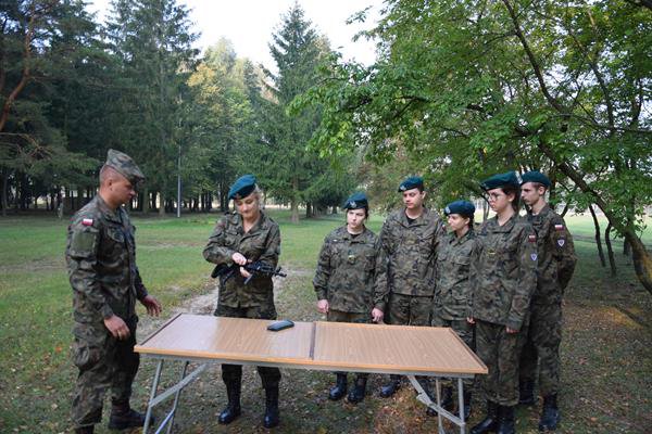Adepci „mundurówki” z II SLO na ćwiczeniach w jednostce wojskowej w Lipowcu [28.09.2020] - zdjęcie #6 - eOstroleka.pl