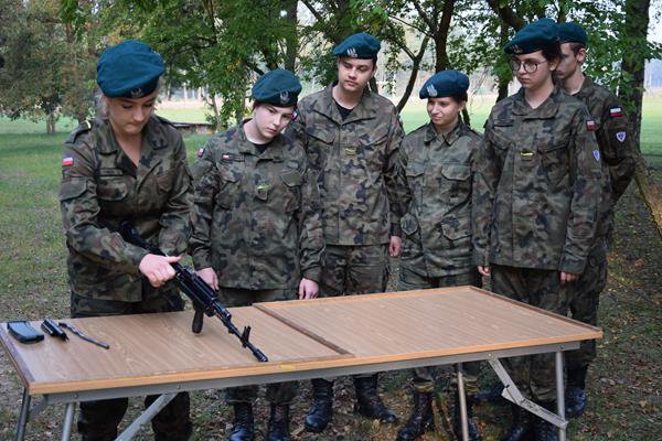 Adepci „mundurówki” z II SLO na ćwiczeniach w jednostce wojskowej w Lipowcu [28.09.2020] - zdjęcie #7 - eOstroleka.pl