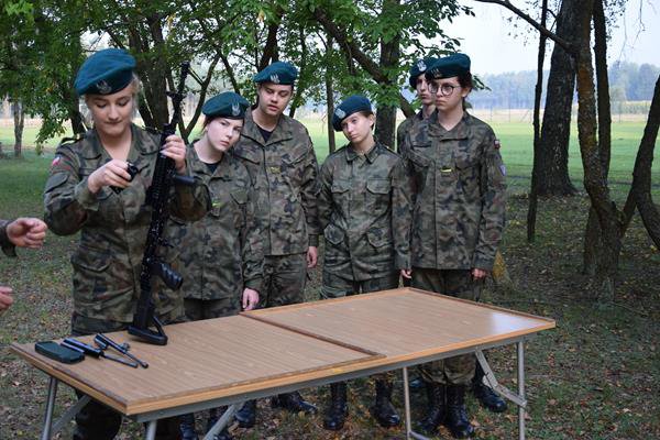 Adepci „mundurówki” z II SLO na ćwiczeniach w jednostce wojskowej w Lipowcu [28.09.2020] - zdjęcie #9 - eOstroleka.pl