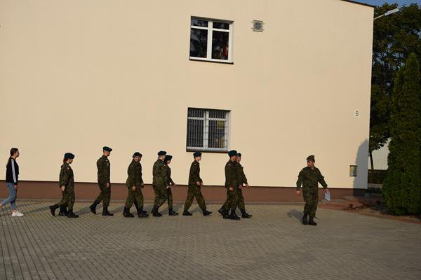 Adepci „mundurówki” z II SLO na ćwiczeniach w jednostce wojskowej w Lipowcu [28.09.2020] - zdjęcie #10 - eOstroleka.pl