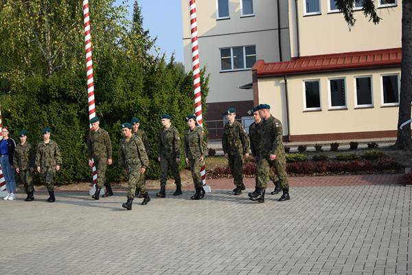 Adepci „mundurówki” z II SLO na ćwiczeniach w jednostce wojskowej w Lipowcu [28.09.2020] - zdjęcie #11 - eOstroleka.pl