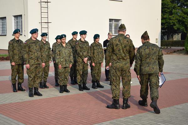 Adepci „mundurówki” z II SLO na ćwiczeniach w jednostce wojskowej w Lipowcu [28.09.2020] - zdjęcie #18 - eOstroleka.pl