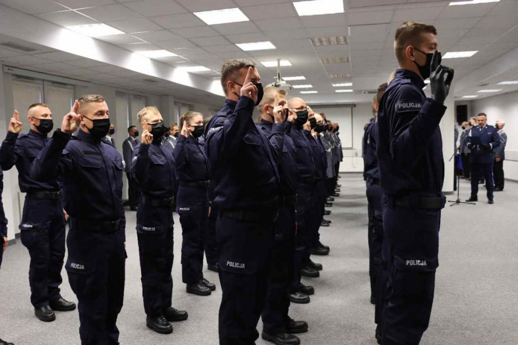 Nowy policjant w szeregach ostrołęckiej komendy. Odznaczenia dla zasłużonych funkcjonariuszy [28.09.2020] - zdjęcie #1 - eOstroleka.pl