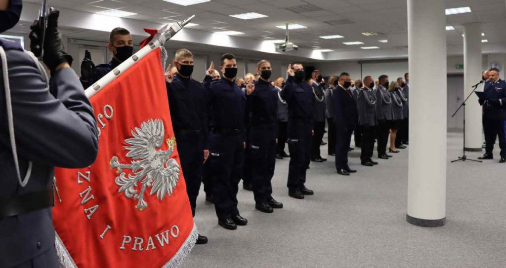 Nowy policjant w szeregach ostrołęckiej komendy. Odznaczenia dla zasłużonych funkcjonariuszy [28.09.2020] - zdjęcie #2 - eOstroleka.pl