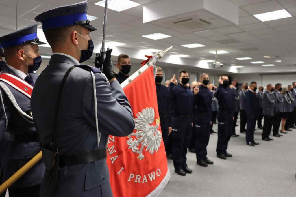 Nowy policjant w szeregach ostrołęckiej komendy. Odznaczenia dla zasłużonych funkcjonariuszy [28.09.2020] - zdjęcie #3 - eOstroleka.pl