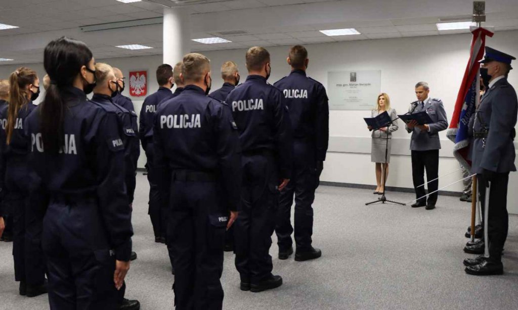 Nowy policjant w szeregach ostrołęckiej komendy. Odznaczenia dla zasłużonych funkcjonariuszy [28.09.2020] - zdjęcie #5 - eOstroleka.pl