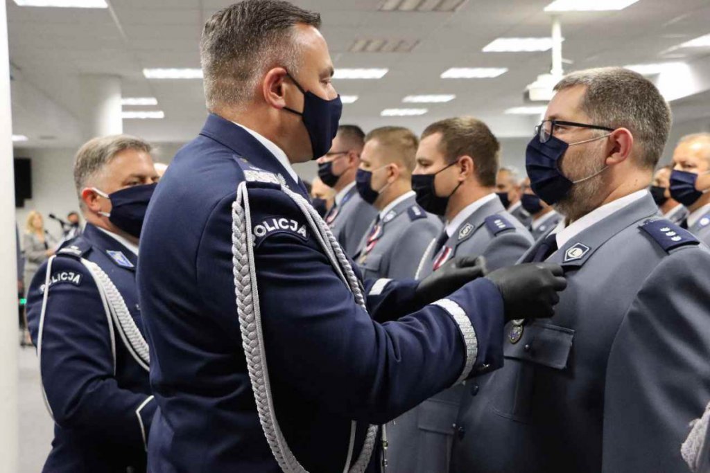 Nowy policjant w szeregach ostrołęckiej komendy. Odznaczenia dla zasłużonych funkcjonariuszy [28.09.2020] - zdjęcie #7 - eOstroleka.pl