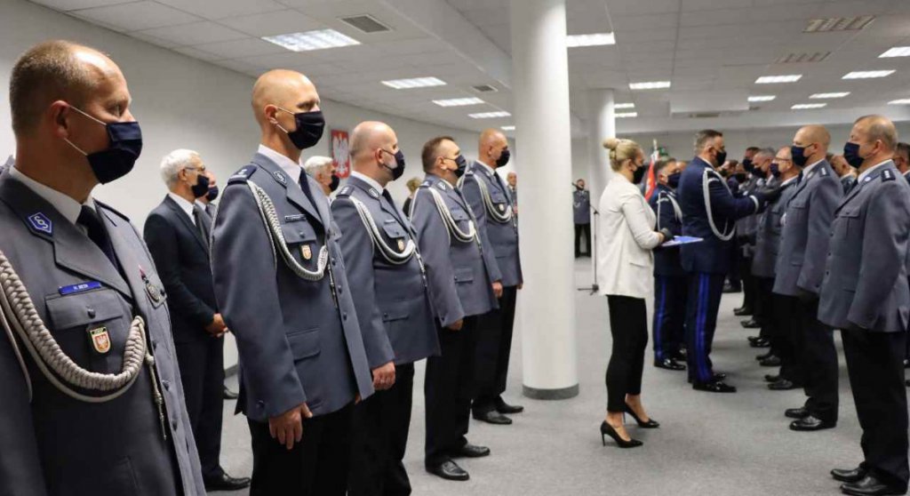 Nowy policjant w szeregach ostrołęckiej komendy. Odznaczenia dla zasłużonych funkcjonariuszy [28.09.2020] - zdjęcie #8 - eOstroleka.pl