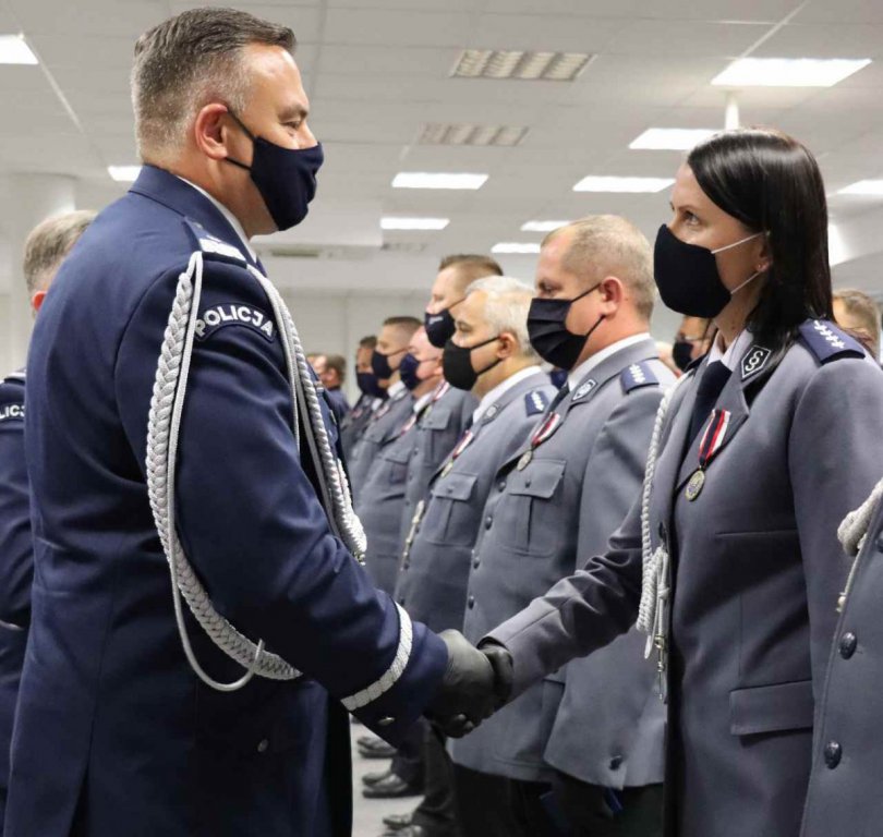 Nowy policjant w szeregach ostrołęckiej komendy. Odznaczenia dla zasłużonych funkcjonariuszy [28.09.2020] - zdjęcie #9 - eOstroleka.pl