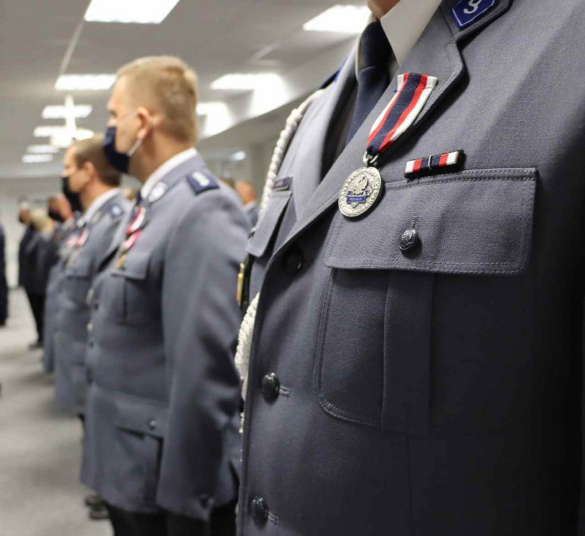 Nowy policjant w szeregach ostrołęckiej komendy. Odznaczenia dla zasłużonych funkcjonariuszy [28.09.2020] - zdjęcie #12 - eOstroleka.pl