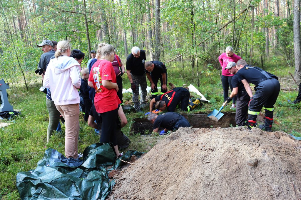 Zajrzeli pod powierzchnię cmentarza z czasów Wielkiej Wojny [30.09.2020] - zdjęcie #10 - eOstroleka.pl