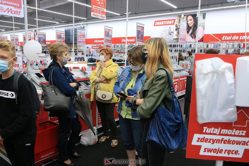 Zenek Martyniuk w ostrołęckim Media Markt. Tłumy fanów czekały na „Króla Disco” [30.09.2020] - zdjęcie #4 - eOstroleka.pl
