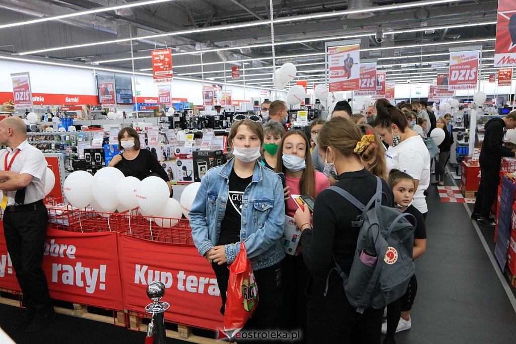 Zenek Martyniuk w ostrołęckim Media Markt. Tłumy fanów czekały na „Króla Disco” [30.09.2020] - zdjęcie #5 - eOstroleka.pl