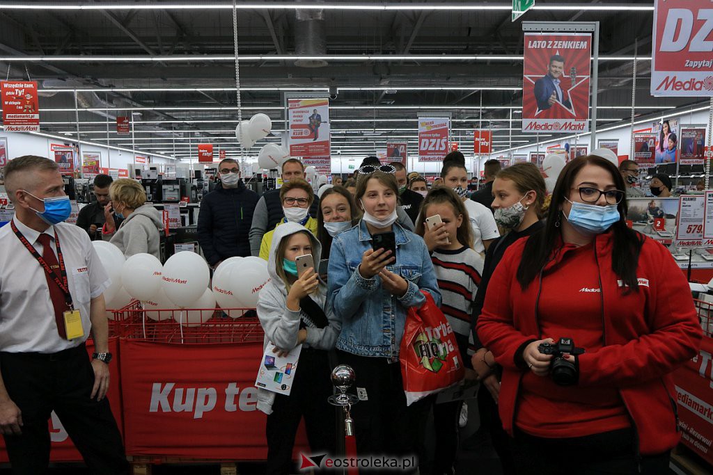 Zenek Martyniuk w ostrołęckim Media Markt. Tłumy fanów czekały na „Króla Disco” [30.09.2020] - zdjęcie #8 - eOstroleka.pl