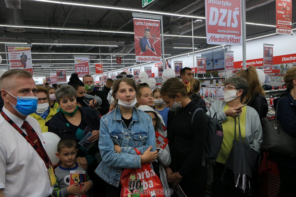 Zenek Martyniuk w ostrołęckim Media Markt. Tłumy fanów czekały na „Króla Disco” [30.09.2020] - zdjęcie #20 - eOstroleka.pl