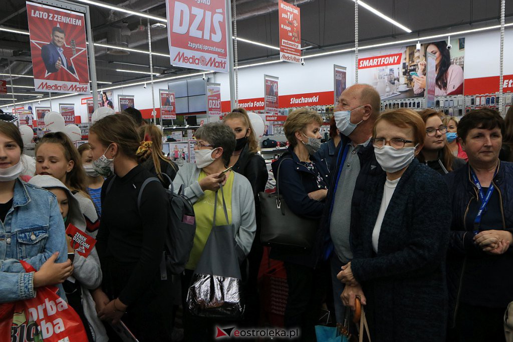 Zenek Martyniuk w ostrołęckim Media Markt. Tłumy fanów czekały na „Króla Disco” [30.09.2020] - zdjęcie #18 - eOstroleka.pl