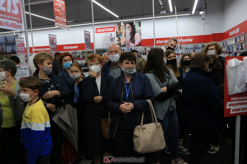 Zenek Martyniuk w ostrołęckim Media Markt. Tłumy fanów czekały na „Króla Disco” [30.09.2020] - zdjęcie #24 - eOstroleka.pl