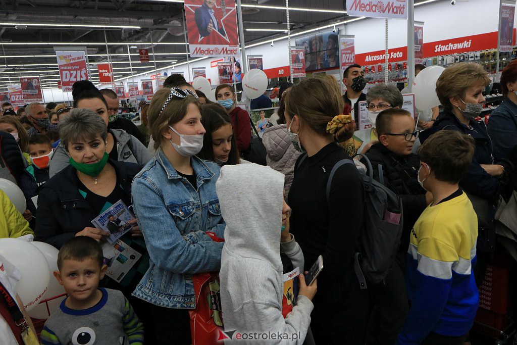 Zenek Martyniuk w ostrołęckim Media Markt. Tłumy fanów czekały na „Króla Disco” [30.09.2020] - zdjęcie #27 - eOstroleka.pl