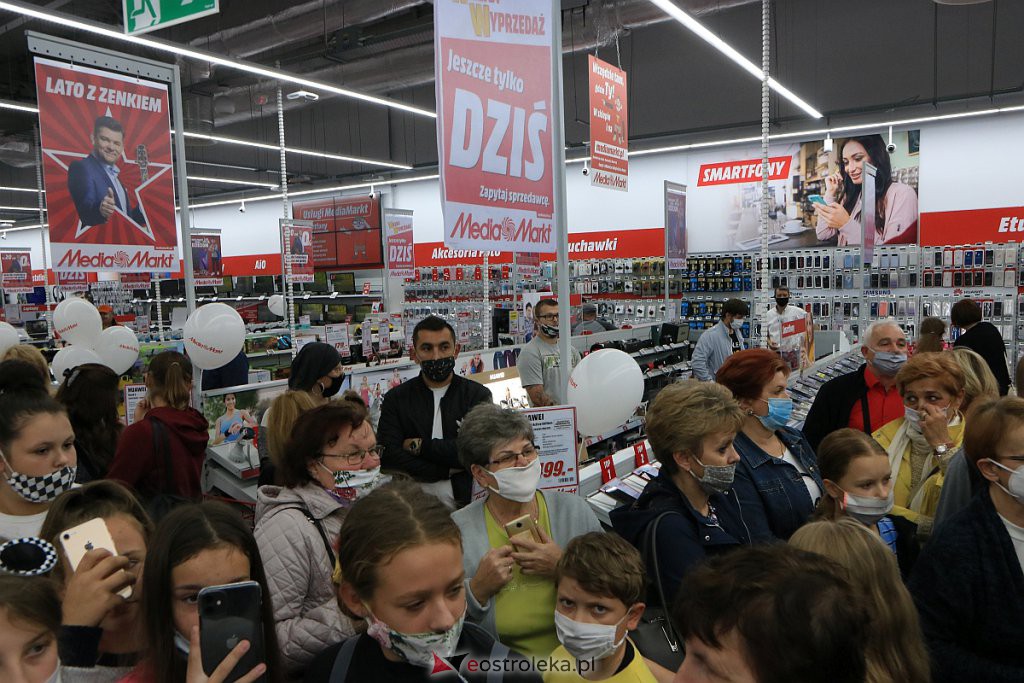 Zenek Martyniuk w ostrołęckim Media Markt. Tłumy fanów czekały na „Króla Disco” [30.09.2020] - zdjęcie #29 - eOstroleka.pl