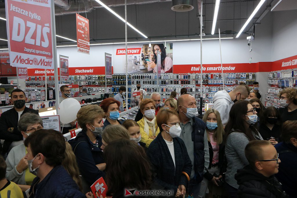 Zenek Martyniuk w ostrołęckim Media Markt. Tłumy fanów czekały na „Króla Disco” [30.09.2020] - zdjęcie #30 - eOstroleka.pl