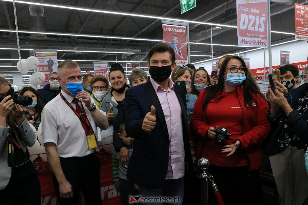 Zenek Martyniuk w ostrołęckim Media Markt. Tłumy fanów czekały na „Króla Disco” [30.09.2020] - zdjęcie #34 - eOstroleka.pl